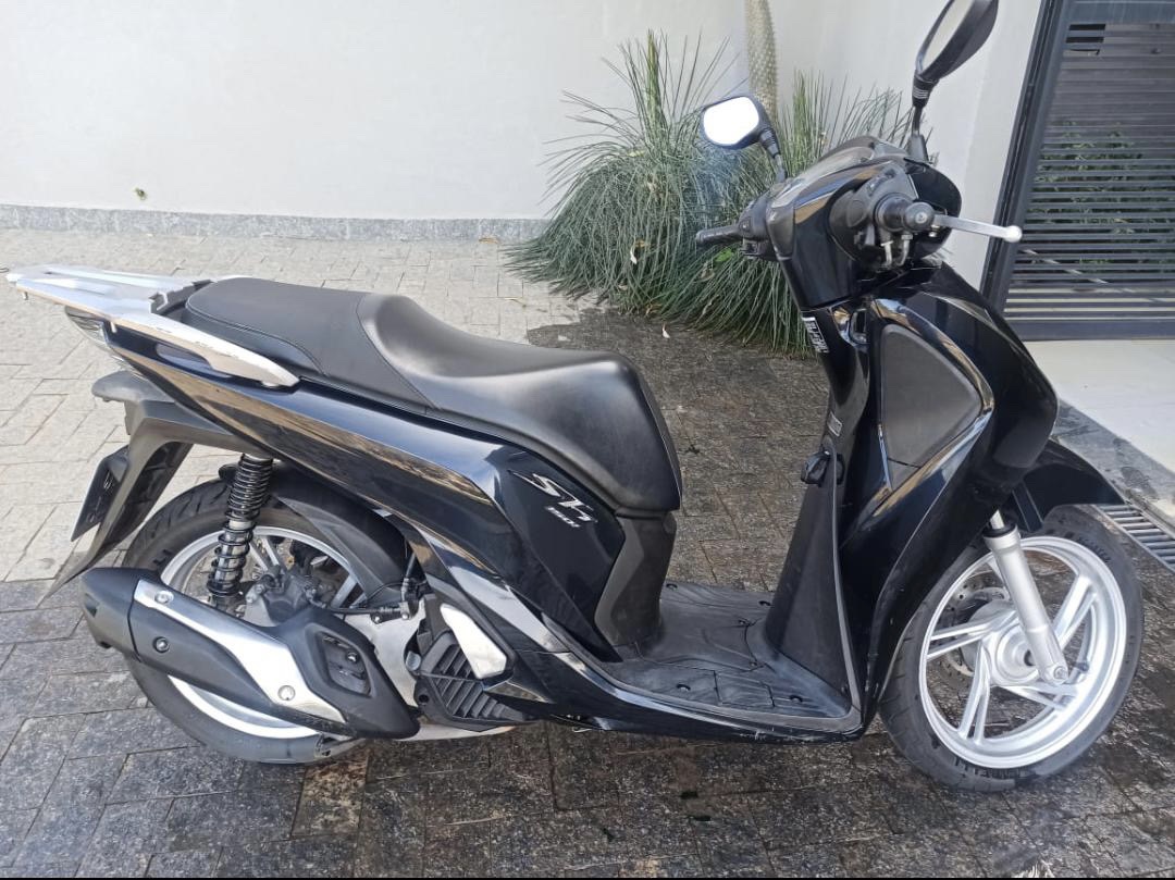 Moto Honda de trabalhadora de 23 anos de idade é furtada no Centro de Teófilo Otoni quando ela iria almoçar