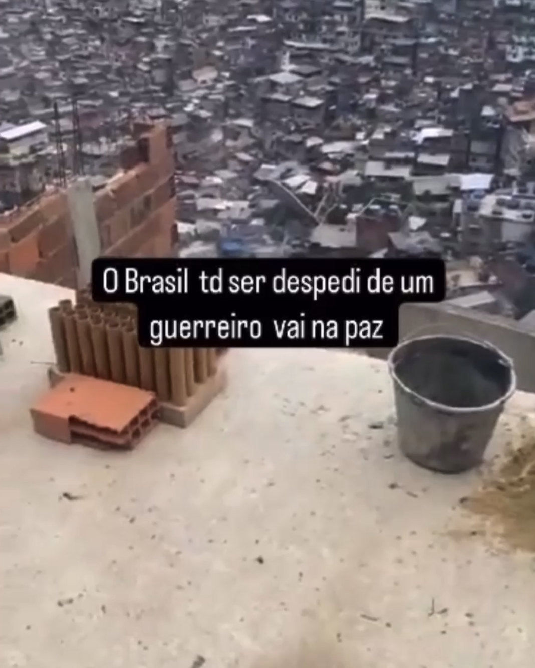 Supostos traficantes da Rocinha, no Rio de Janeiro, soltaram fogos hoje em despedida a morte de Igor “Papelote”