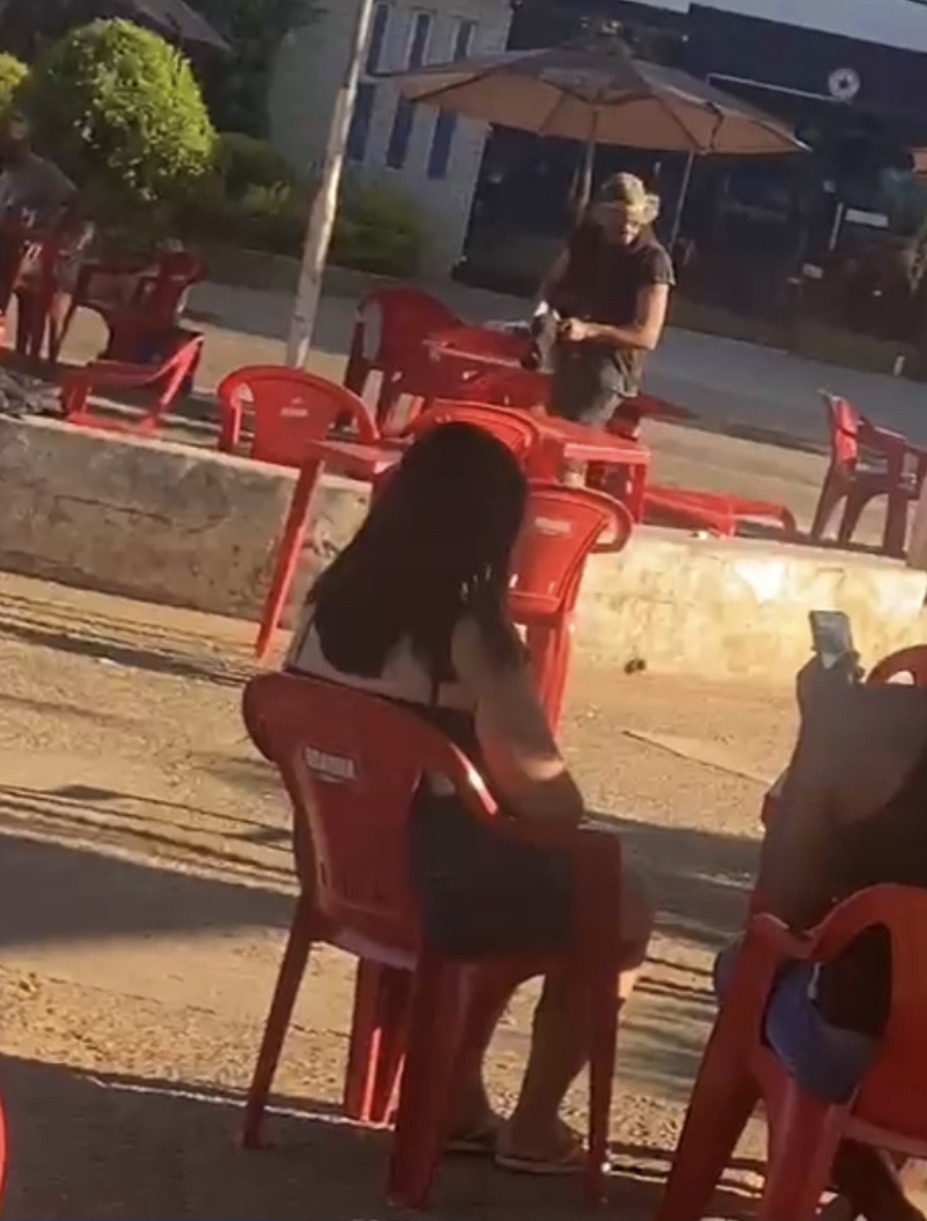 Homem saca arma e espanca outro durante discussão em bar na Praça Lions Clube em Teófilo Otoni