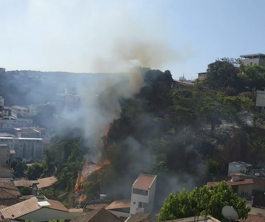 “Um morador colocou fogo no mato ao lado do hospital Santa Rosália causando grande incêndio”, dizem locais