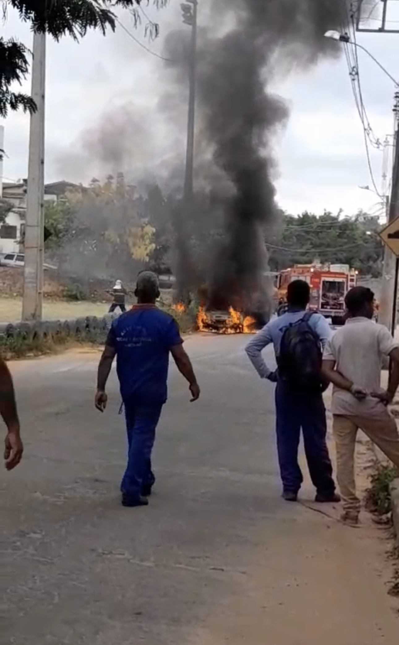 Carro sofre pane elétrica no Castro Pires em Teó na manhã desta quinta-feira; Ninguém se feriu