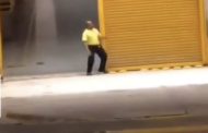 Seu 13• já caiu na conta aí? Vídeo viraliza em Teó com porteiro de supermercado fazendo dancinha de fim de ano