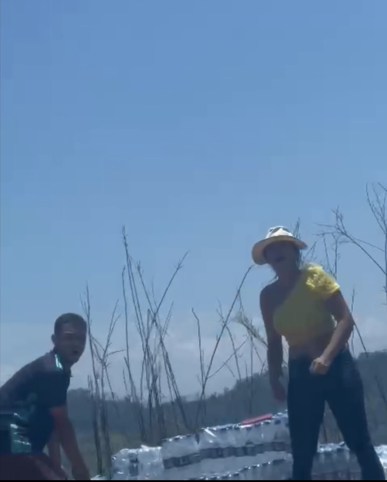Moradores de Carlos Chagas flagram saque de carga de água e mulher joga garrafa neles: “Tão filmando o que?”