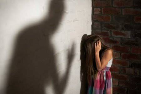 Filha de 14 anos denuncia o pai em Itinga por obrigá-la a fazer sexo com o vizinho em troca de dinheiro e por ele próprio passar a mão no corpo dela quando estava bêbado