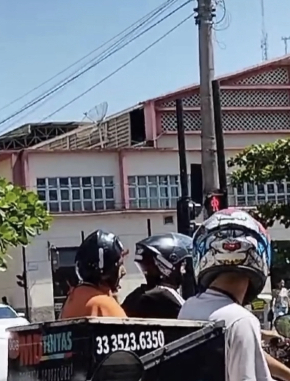 Mulher usa capacete de “ponta a cabeça” em garupa de moto e chama a atenção no trânsito em Teófilo Otoni