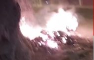 Como começam os incêndios? Alguém colocou fogo em entulho agora no pé do morro do Frei Dimas, em Teó