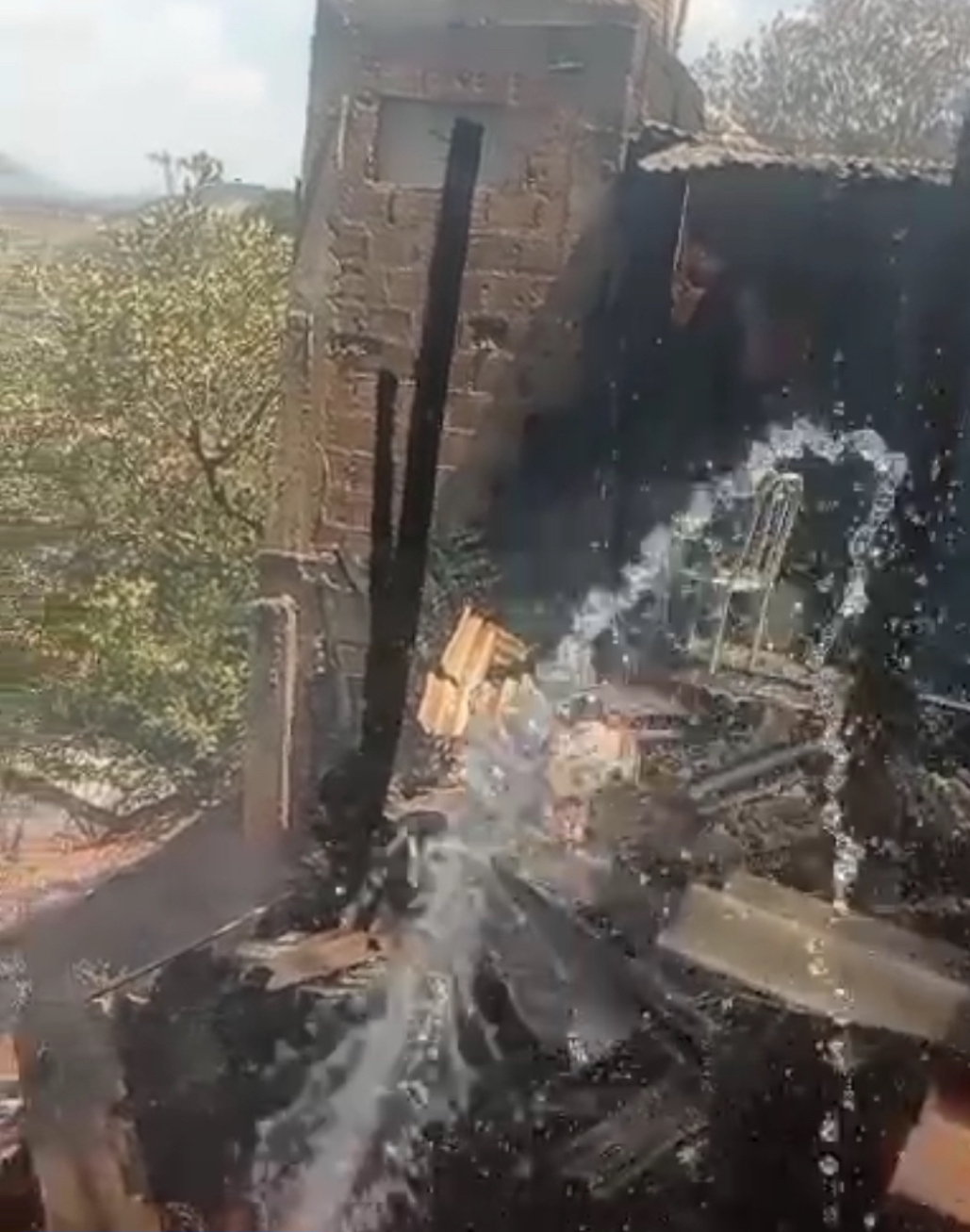 Casa é totalmente destruída no Jardim Floresta em Teófilo Otoni com incêndio em matagal no bairro