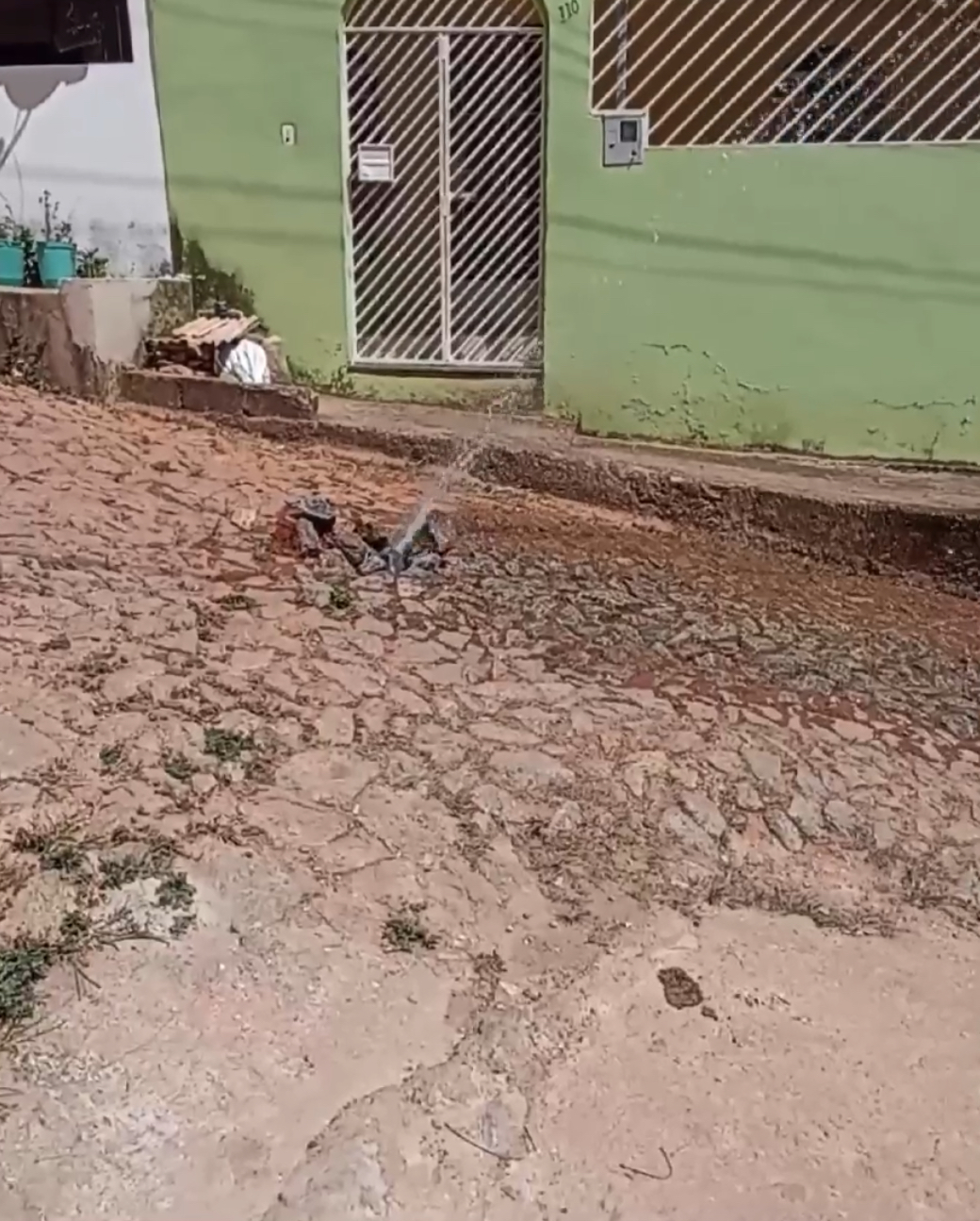 Enquanto vários bairros estão há dias sem água, diversos pontos estão com vazamento de água limpa há dias em Teó