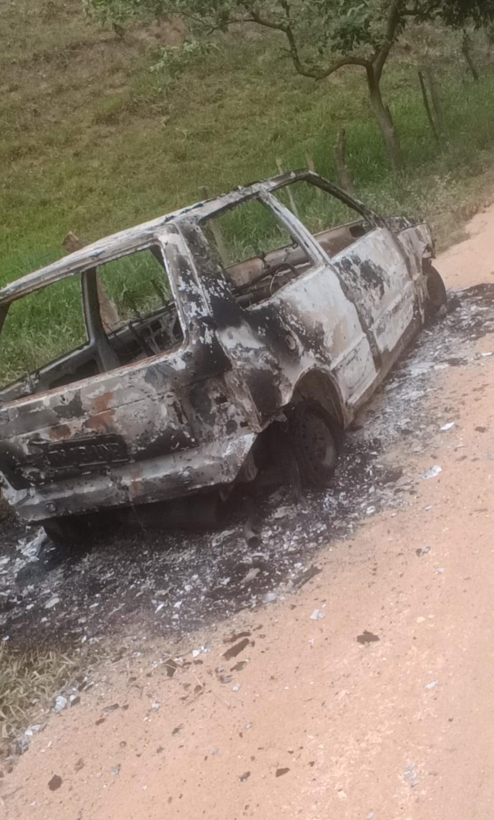 Mulher quebra bar e atea fogo em carro de homem na zona rural de Ladainha