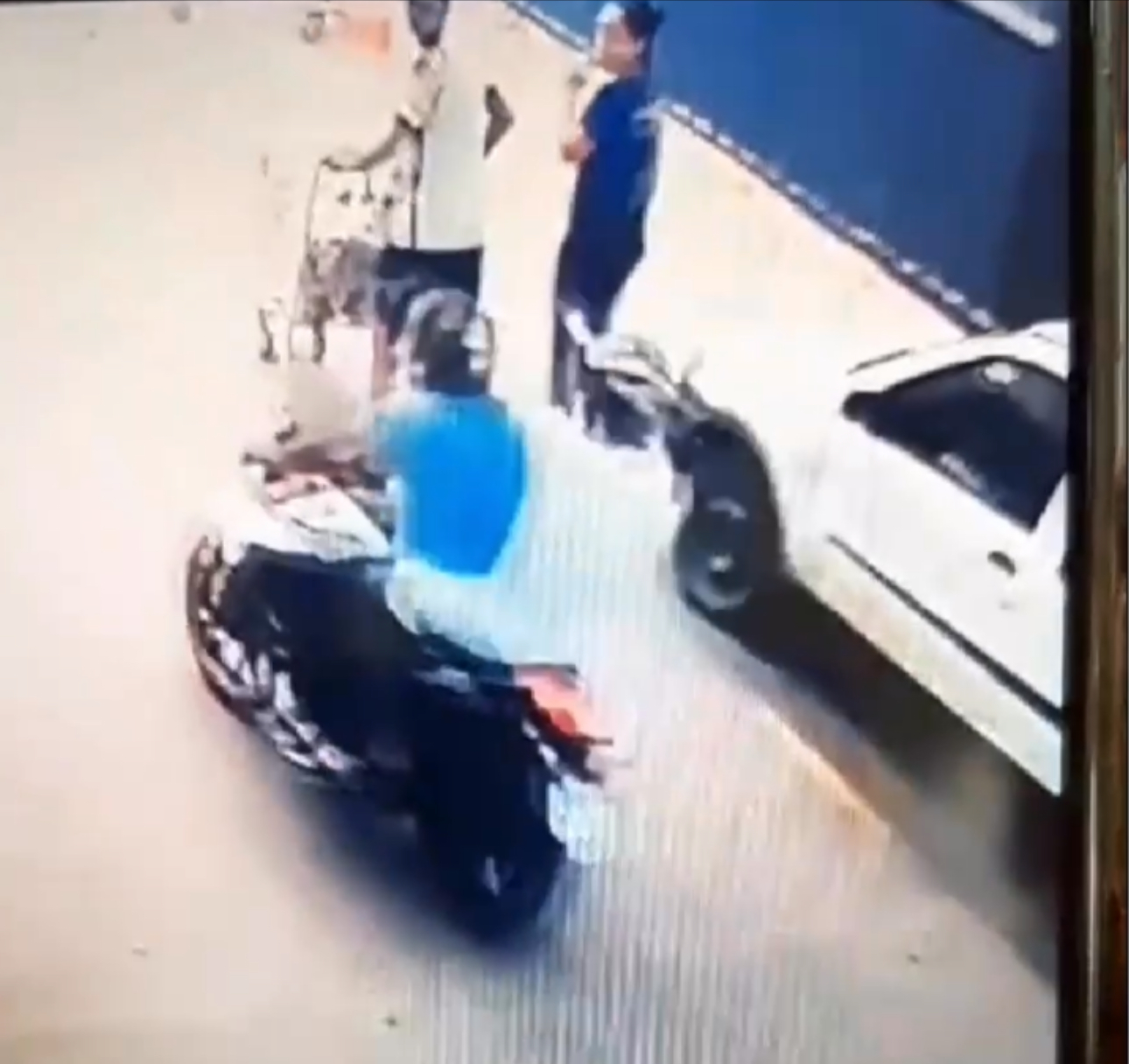 Polícia procura autores de homicídio contra jovem em estacionamento de supermercado; Veja vídeo dos tiros