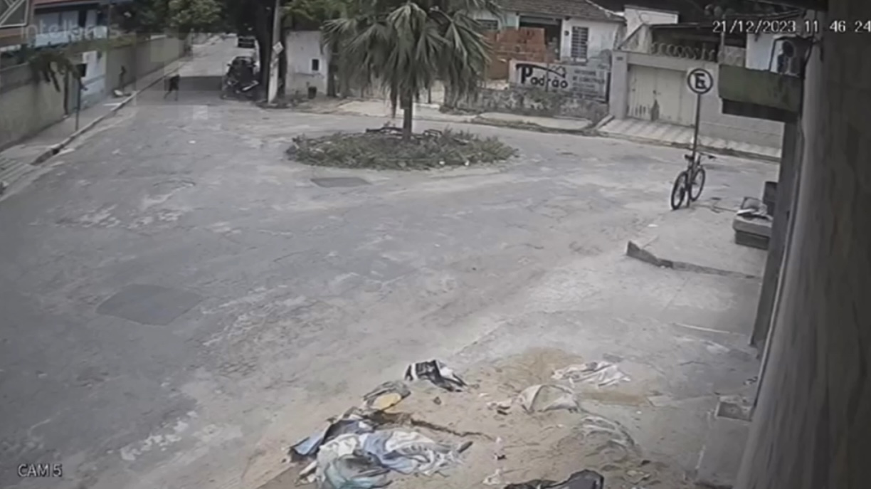 Vídeo mostra momento da execução de “Choleto” hoje em Teó por 2 indivíduos a pé e a participação de um motociclista