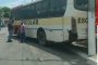 Ônibus de transporte escolar perde os freios na subida do Morro do Cemitério, em Teó, e para após bater traseira em poste