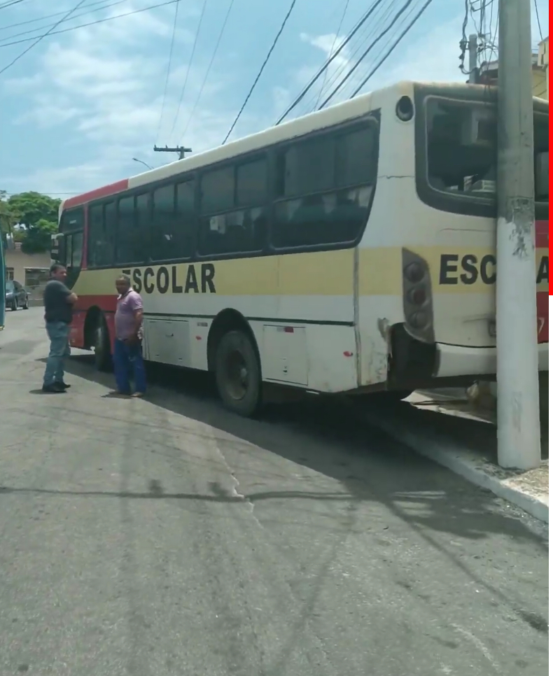 Ônibus de transporte escolar perde os freios na subida do Morro do Cemitério, em Teó, e para após bater traseira em poste
