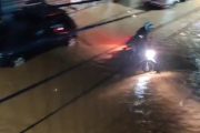 Chuvas na regiÃ£o: Rio que corta Padre ParaÃ­so transborda e Ã¡guas invadem ruas centrais