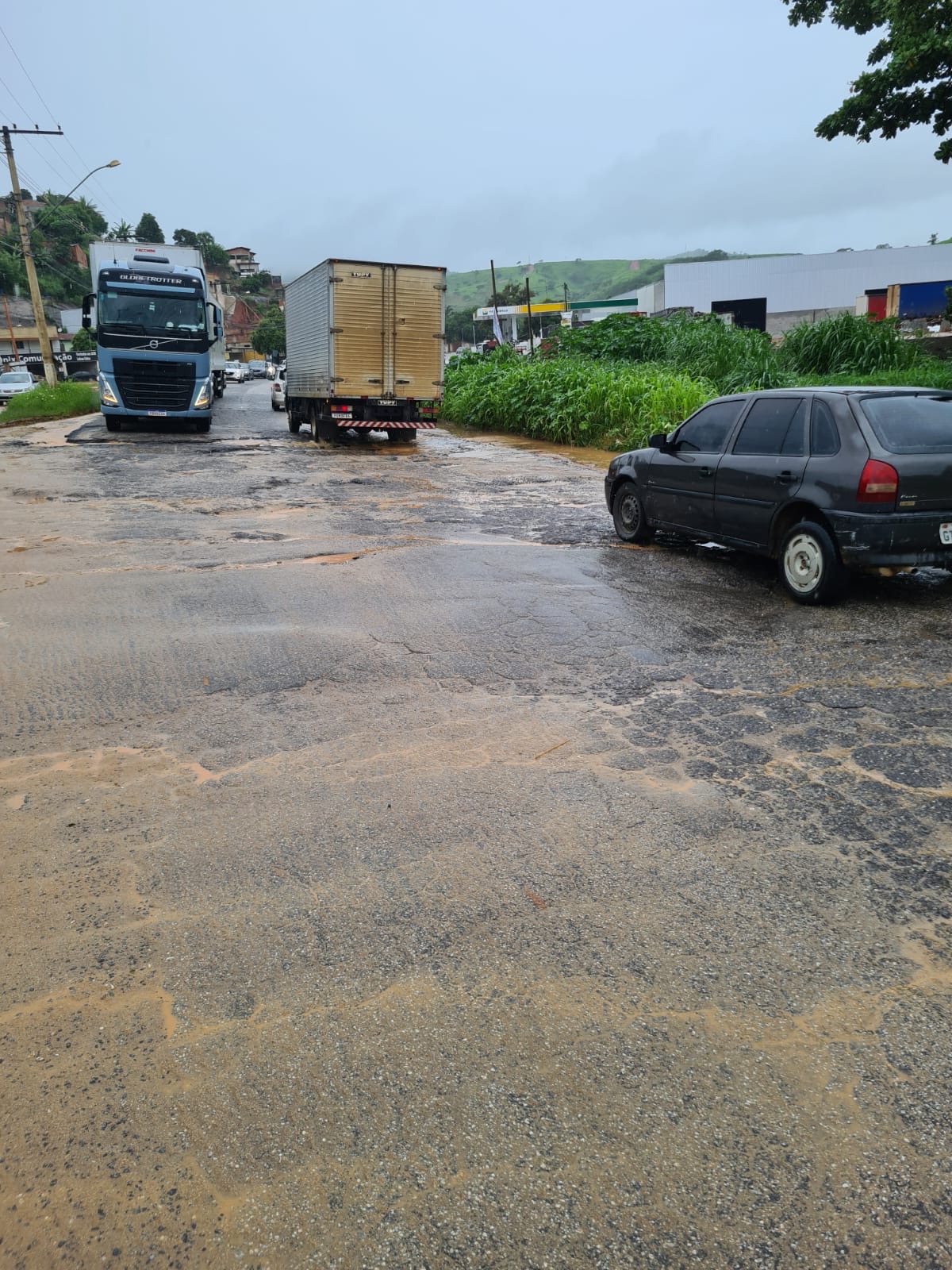Buracos na Avenida Sidônio Otoni em Teófilo Otoni, na saída para Carlos Chagas, causa indignação de condutores