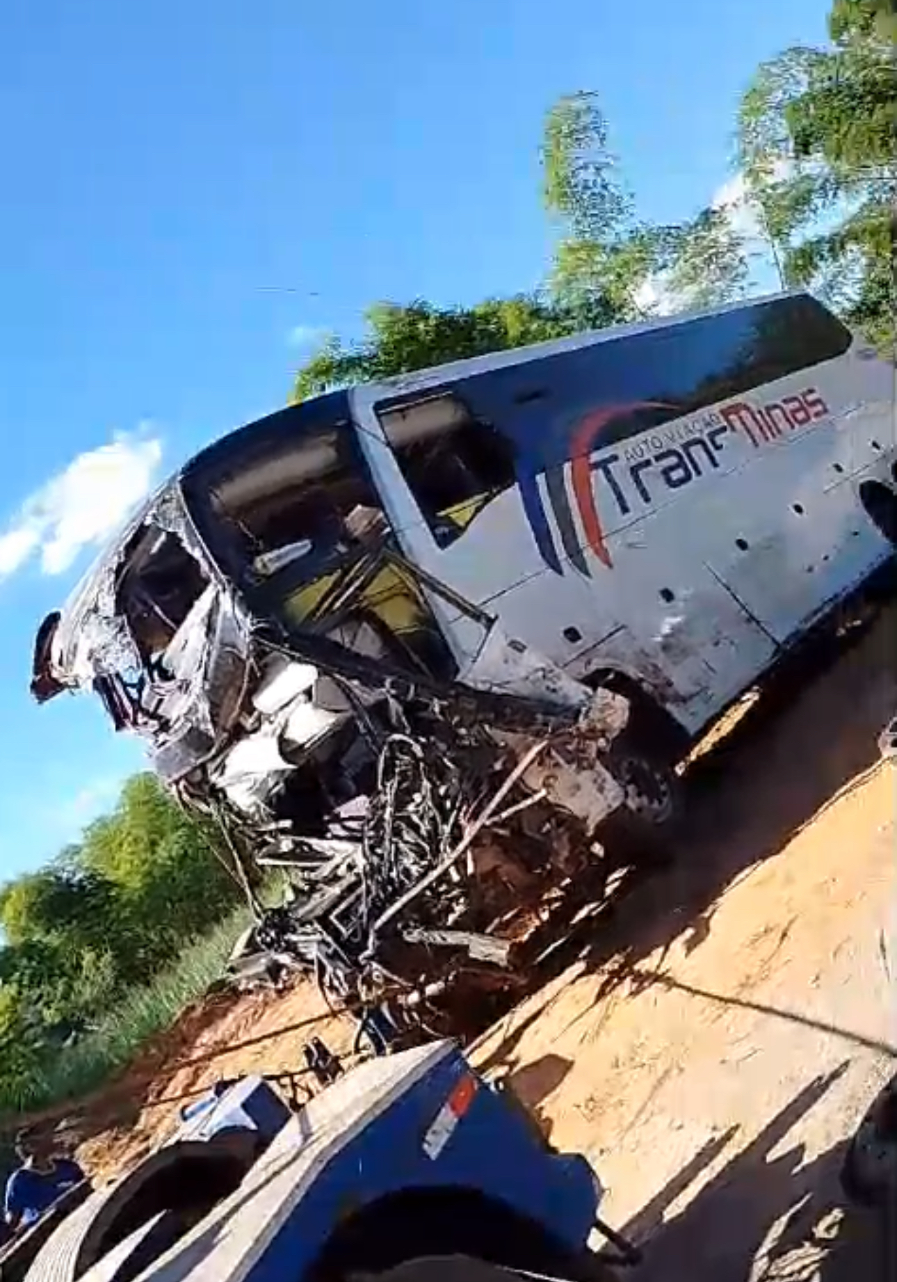 Ônibus de acidente com passageiros entre Novo Cruzeiro e Piracicaba foi içado hoje (15) da ponte sobre o rio Itambacuri