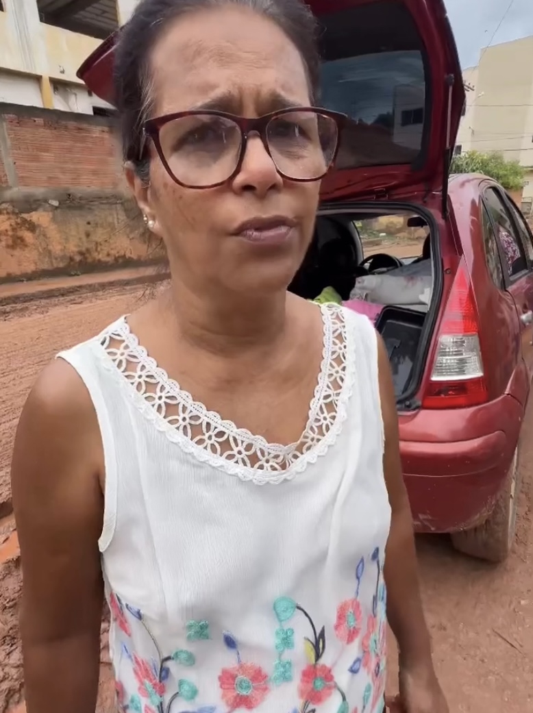 Mulher é Salva Pelos Vizinhos De Inundação Após Ficar Presa Em Casa Ela Perdeu Todos Os Moveis 