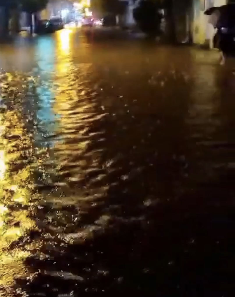 Águas Formosas é atingida por fortes chuvas nesta noite (24) e parte da área central é inundada