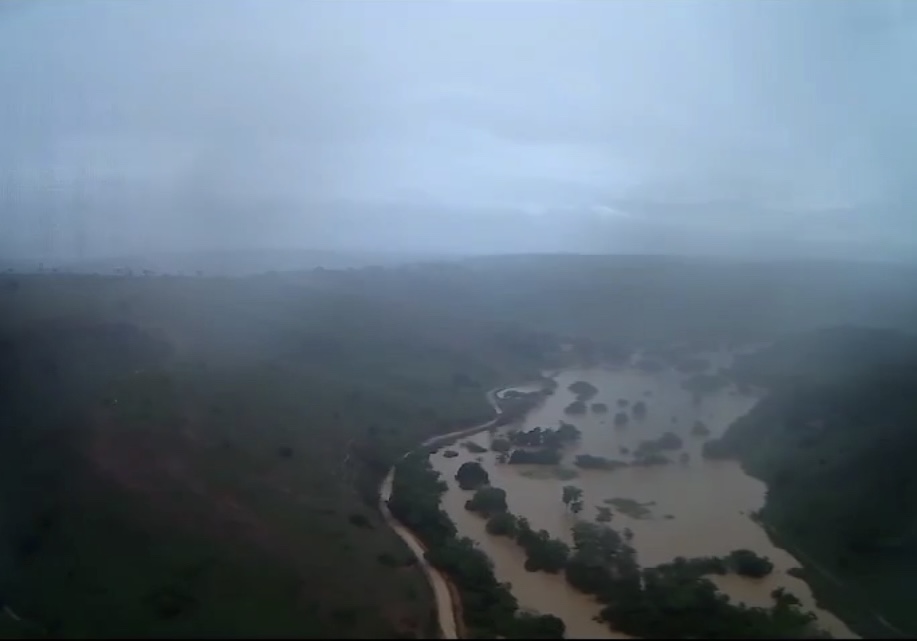 São Pedro, distrito de Umburatiba, já tem desabrigados devido a enchente dessa madrugada, dizem moradores