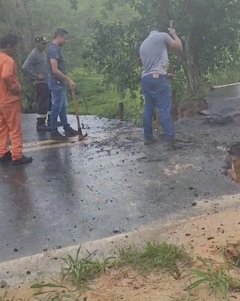 Agentes do DER derrubam capa de asfalto na MG-105 para evitar trânsito de pedestres, em Crisólita