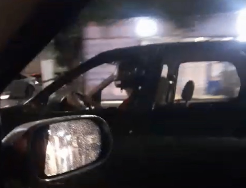 Homem é flagrado dirigindo carro com capacete ao volante, em Teófilo Otoni