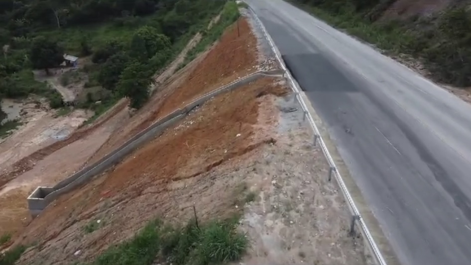 Sitiante reclama que após obras para recuperar cratera na BR-116 na Serra do Honório, água da via escorre para sua propriedade
