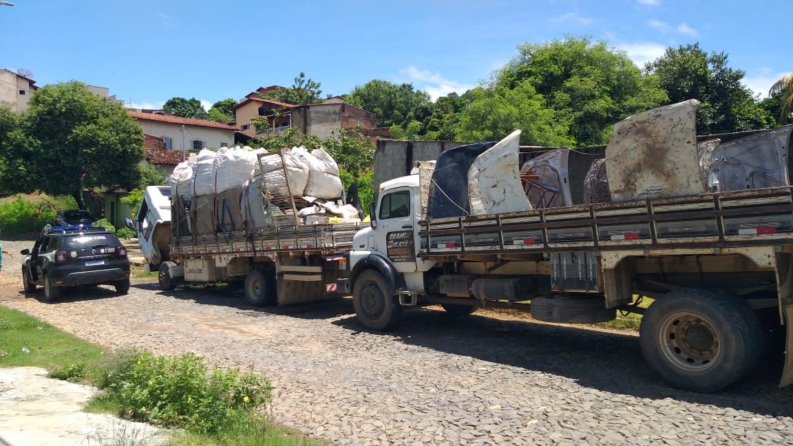 Polícia Civil de Araçuaí apreende 2 caminhões em operação de furtos de fios de cobre na Estação da Copasa