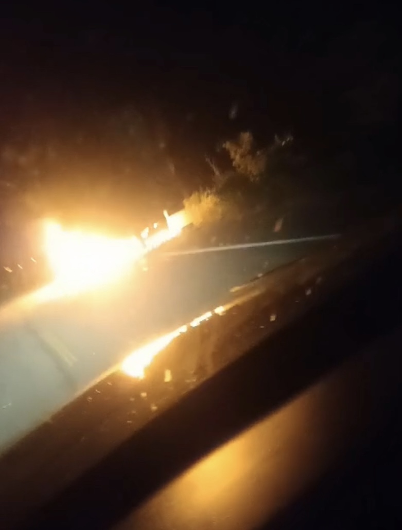 Caminhão pega fogo na noite desta quarta-feira na BR-116 em Serra do Honório, zona rural de Teó