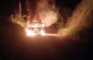 Caminhão que quebrou na noite do sábado e ficou estacionado na MG-217 em Água Boa foi incendiado hoje