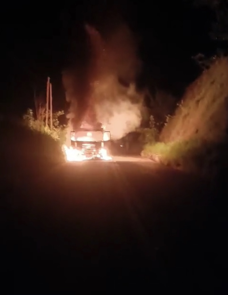 Caminhão que quebrou na noite do sábado e ficou estacionado na MG-217 em Água Boa foi incendiado hoje