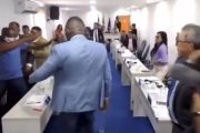 Vereadores saem nos tapas em sessão transmitida ao vivo em Câmara Municipal na Bahia
