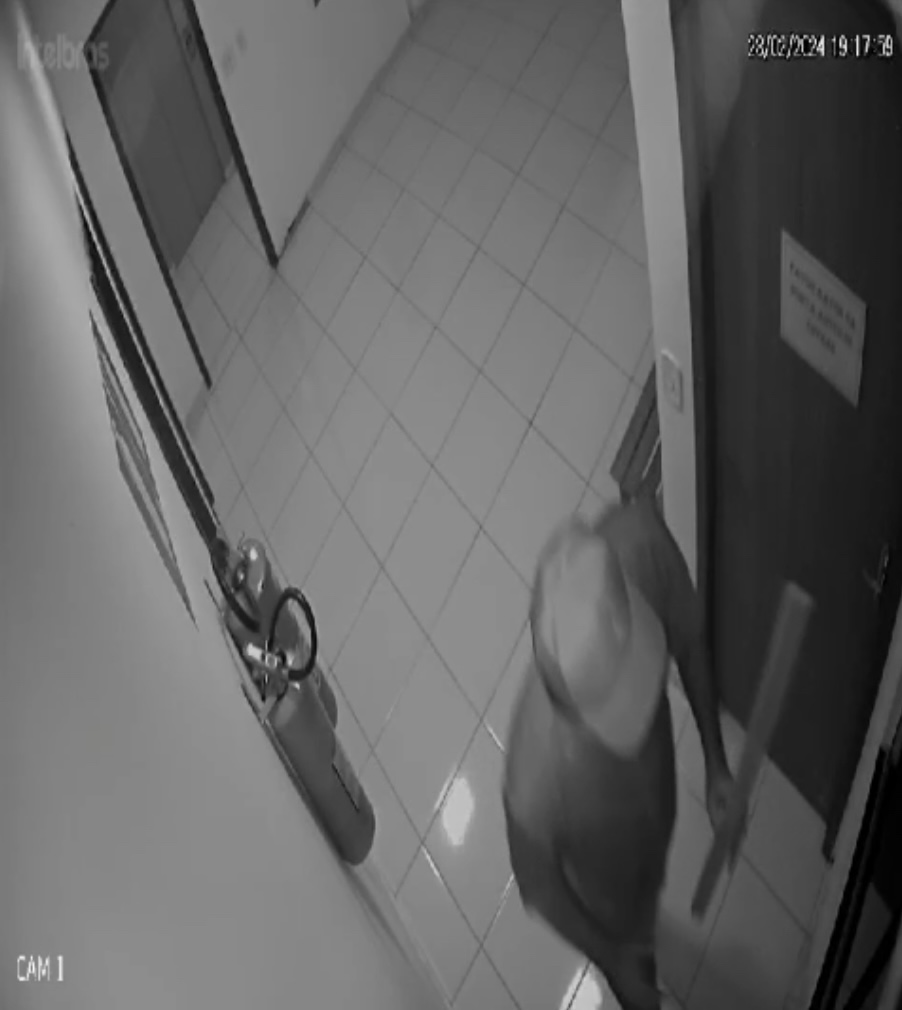 Homem entra de boné e tábua nas mãos para deslocar câmera de segurança e furtar celular de escritório, em Teó