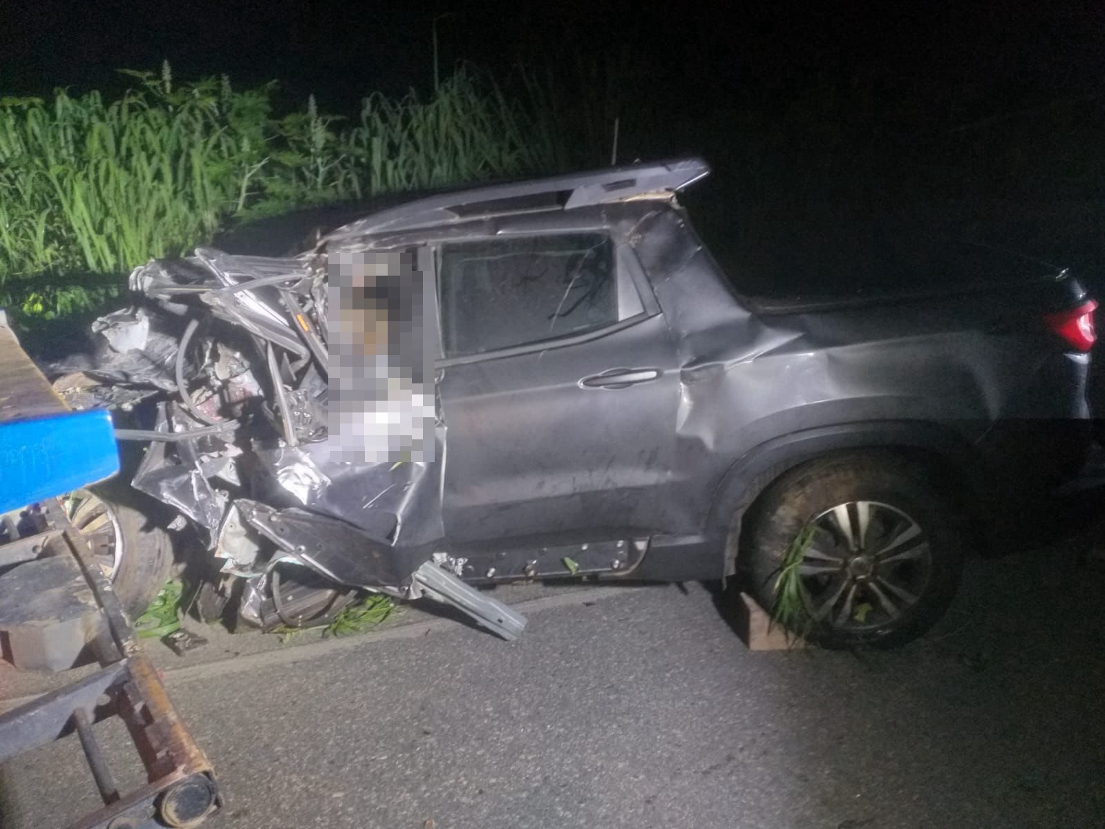 Motorista de Toro bateu em caminhão e morreu em Carlos Chagas após dirigir por 3 mil KM; Seu pai de 78 e a filha de 15 estão internados graves