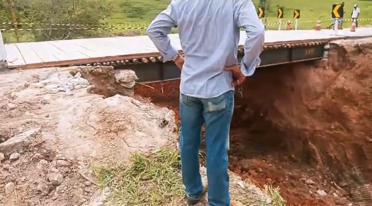 Pedaço de barranco caí e ponte sobre ponto crítico em “Estrada para Águas Formosas” volta a ser interditado
