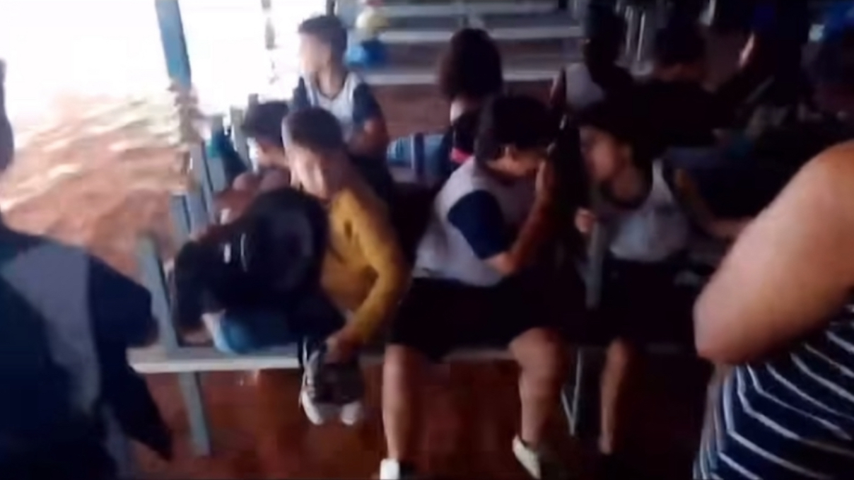 Crianças sobem nas mesas na Escola Moreira Caldas para fugir da enchente; Direção pede pais para pegar filhos