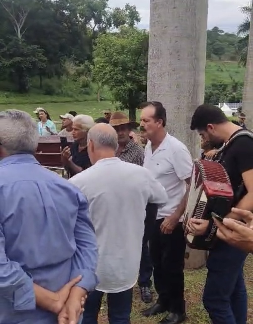 Familiares seguiram cantando modas de viola até o sepultamento de José Caires Bonfim filho; Confira vídeo dele cantando