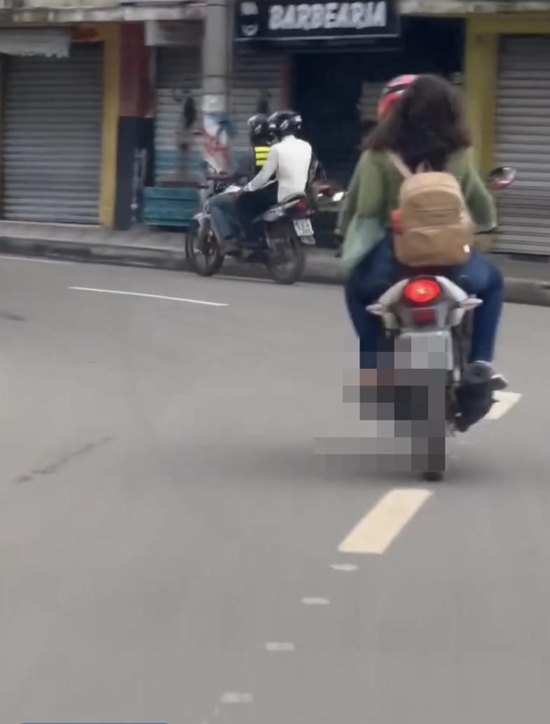 É Carnaval? Passageiro é visto sem capacete em moto no Centro de Teó nesta manhã de sábado