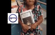 Dona Maria, de 87 anos, se matricula no EJA da Escola Irmã Maria Arcângela, em Teó, para se formar no Ensino Fundamental