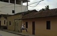 Homem arrisca a vida se pendurando em fio de telefonia em Malacacheta