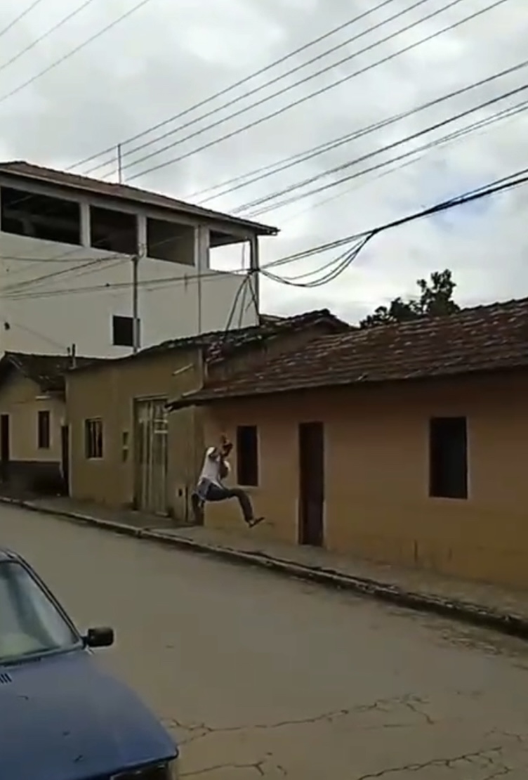 Homem arrisca a vida se pendurando em fio de telefonia em Malacacheta