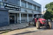 Polícia Civil prende presidente de associação comunitária vendendo trator obtido via deputado federal em Virgem da Lapa