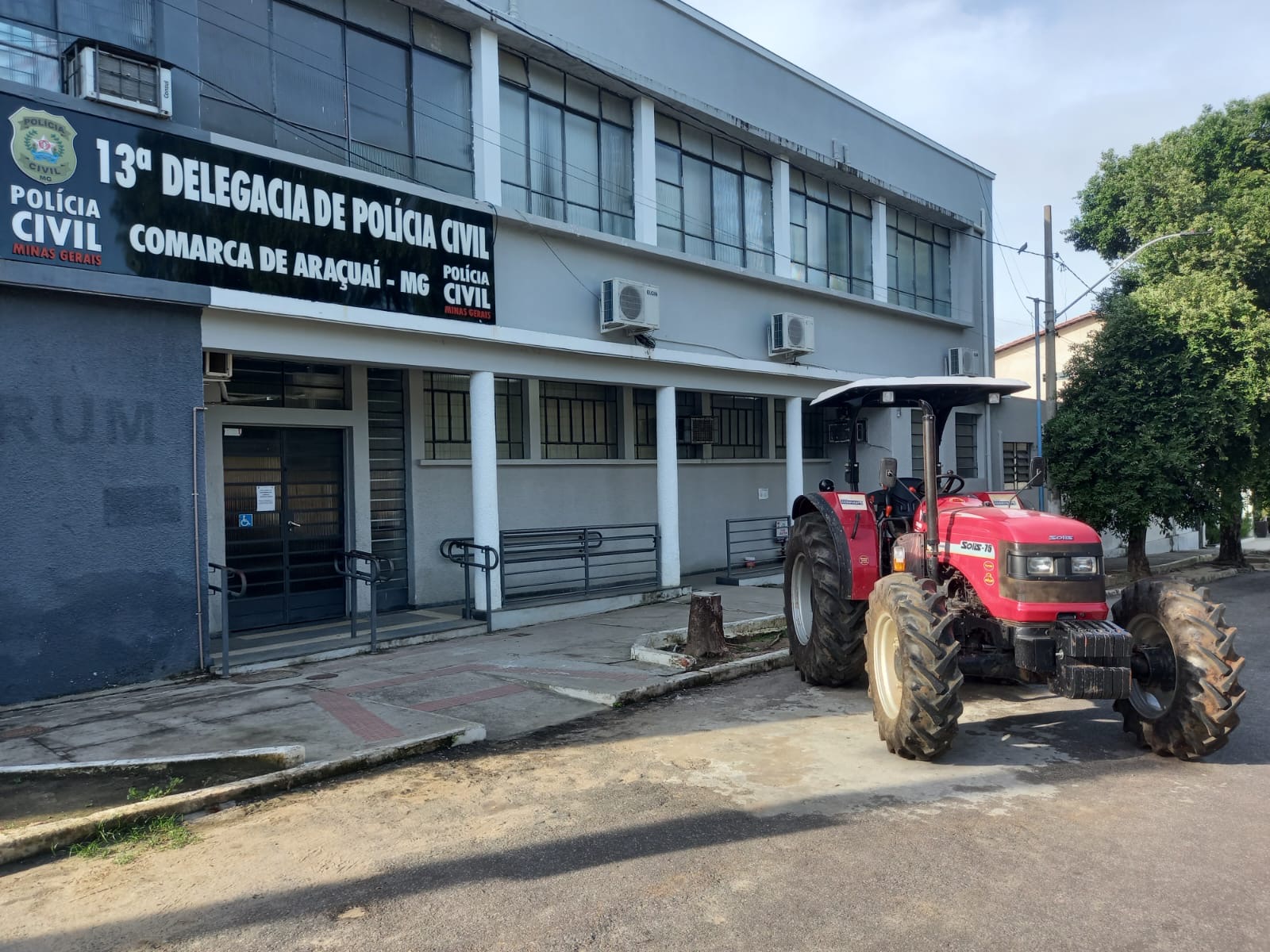 Polícia Civil prende presidente de associação comunitária vendendo trator obtido via deputado federal em Virgem da Lapa