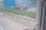 Caminhoneiro flagra carros pegando fogo em cima de cegonha em Vitória da Conquista