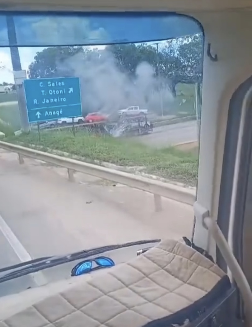 Caminhoneiro flagra carros pegando fogo em cima de cegonha em Vitória da Conquista
