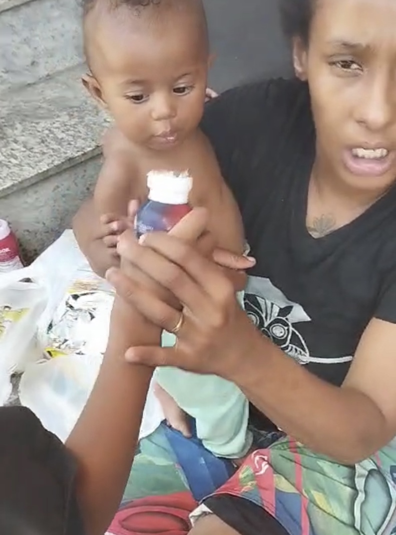 Mulher pede nas ruas deTeófilo Otoni dinheiro para retornar ao Espírito Santo com seu esposo e dois filhos pequenos
