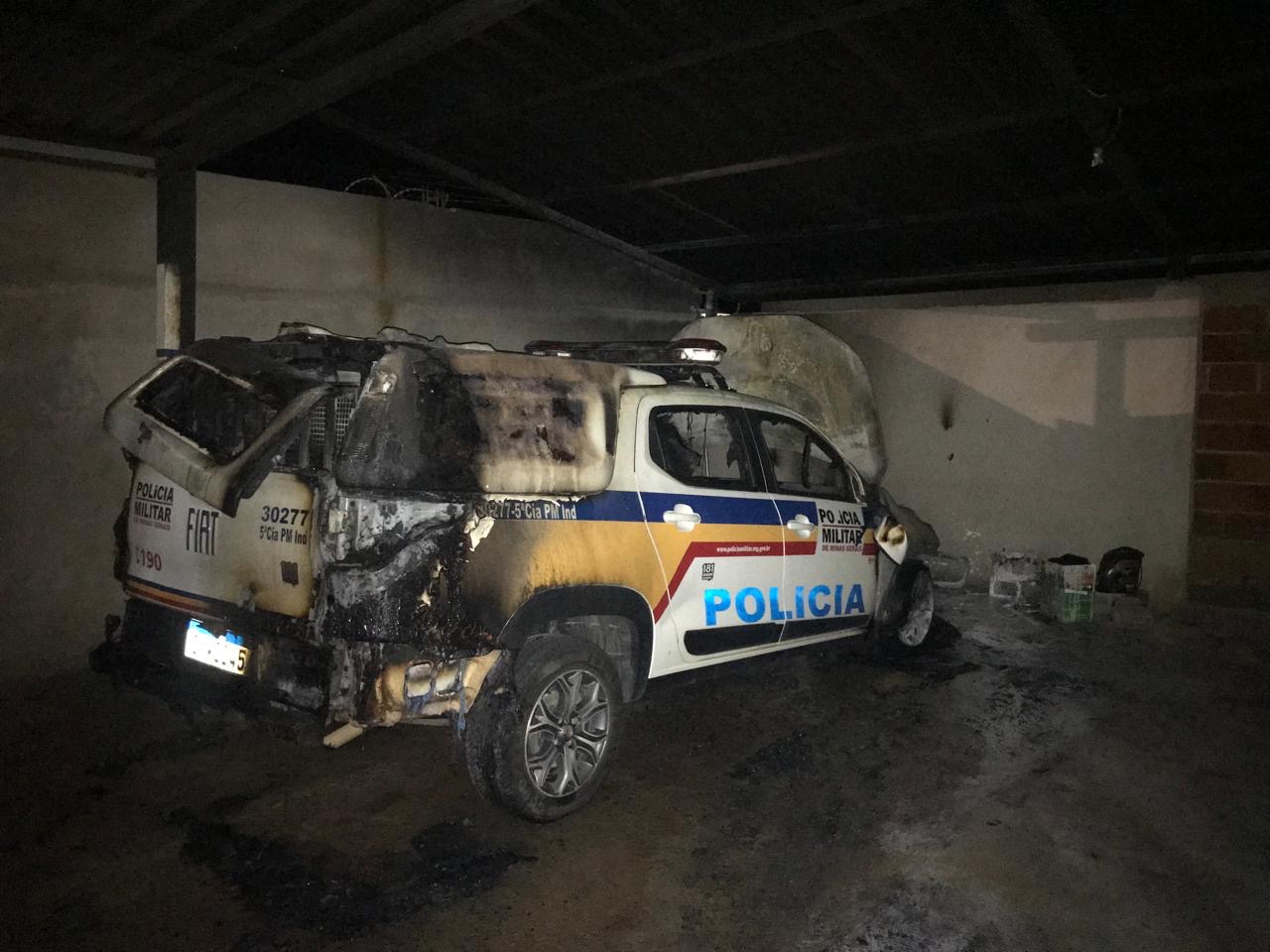 Grupo invade quartel e coloca fogo em viatura da PM em Periquito