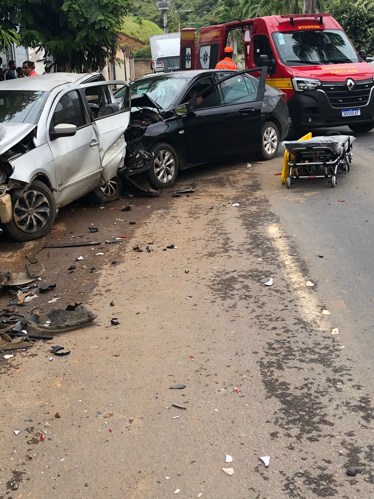 4 carros entram em colisão na Av. Adibh Cadah em Teófilo Otoni nesta manhã de segunda-feira