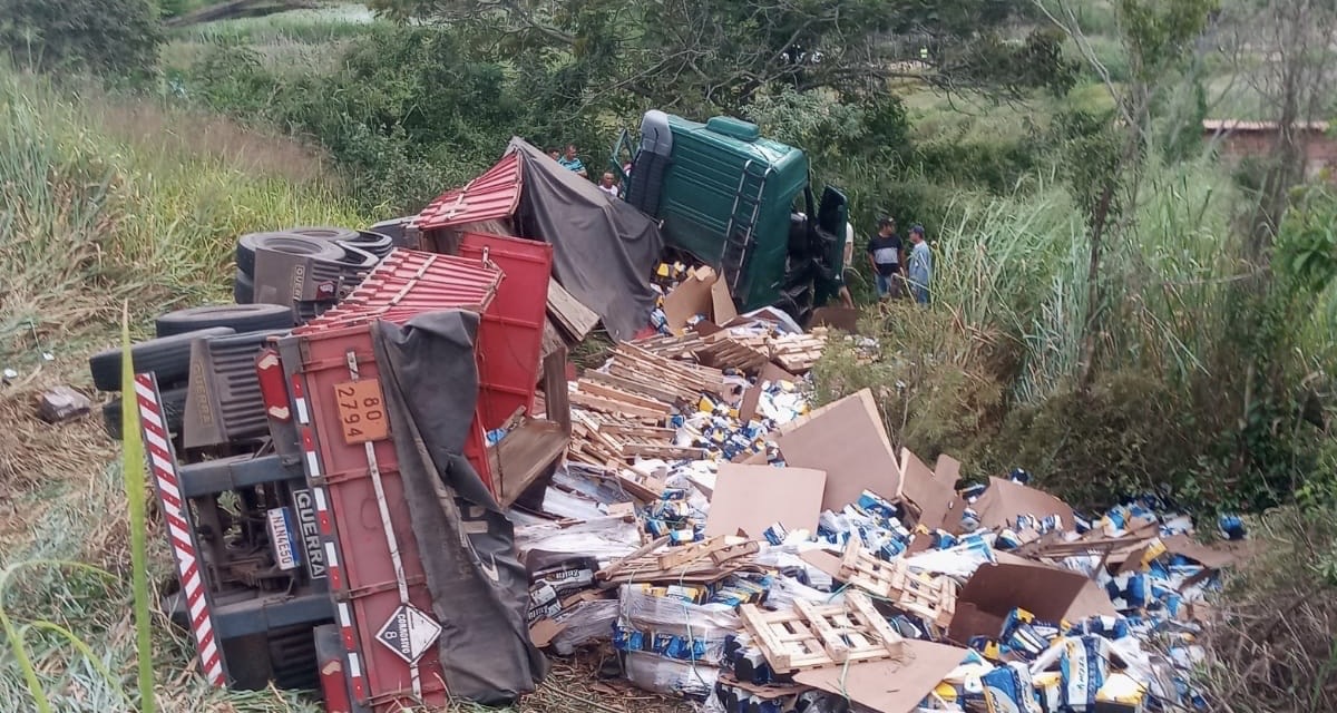 Caminhão carregado com baterias tomba em Cândido Sales, na Bahia