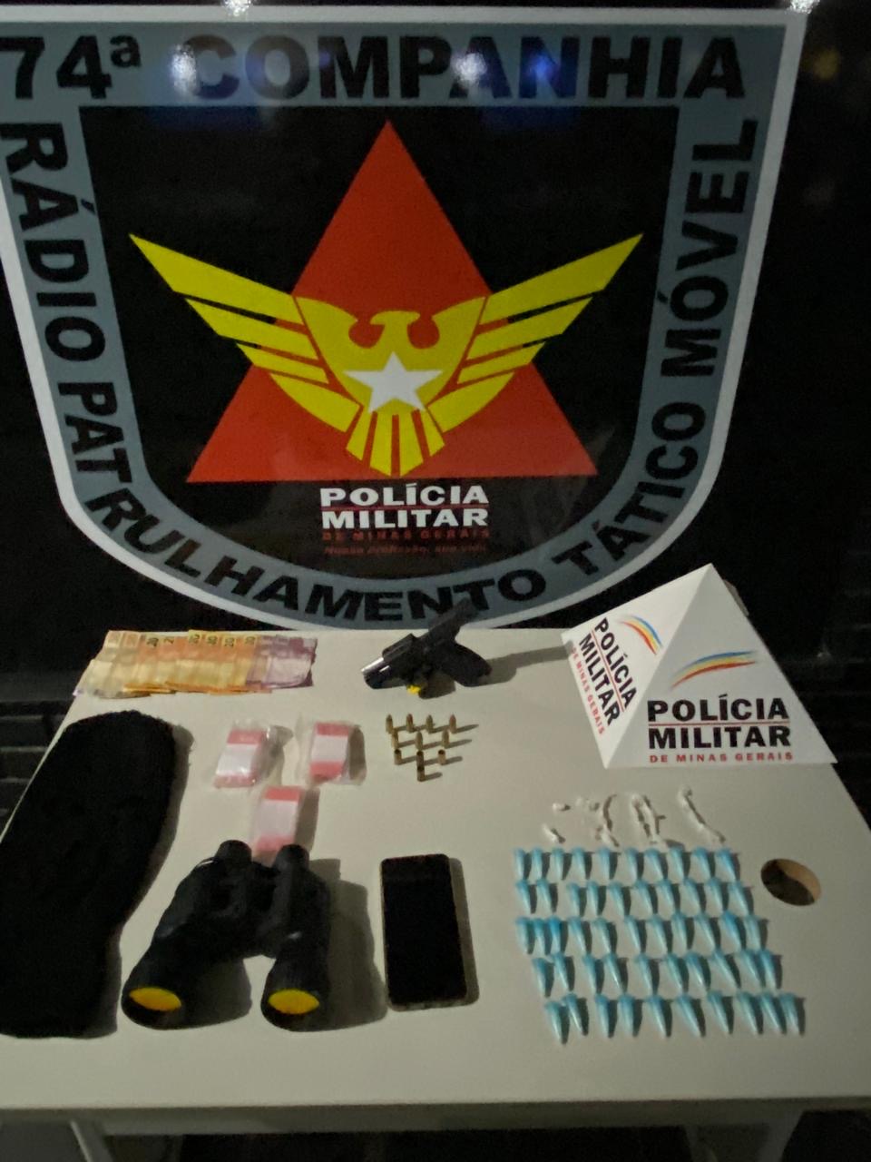 PM apreende binóculo, drogas, munições e uma pistola após troca de tiros no Joaquim Pedrosa, em Teófilo Otoni