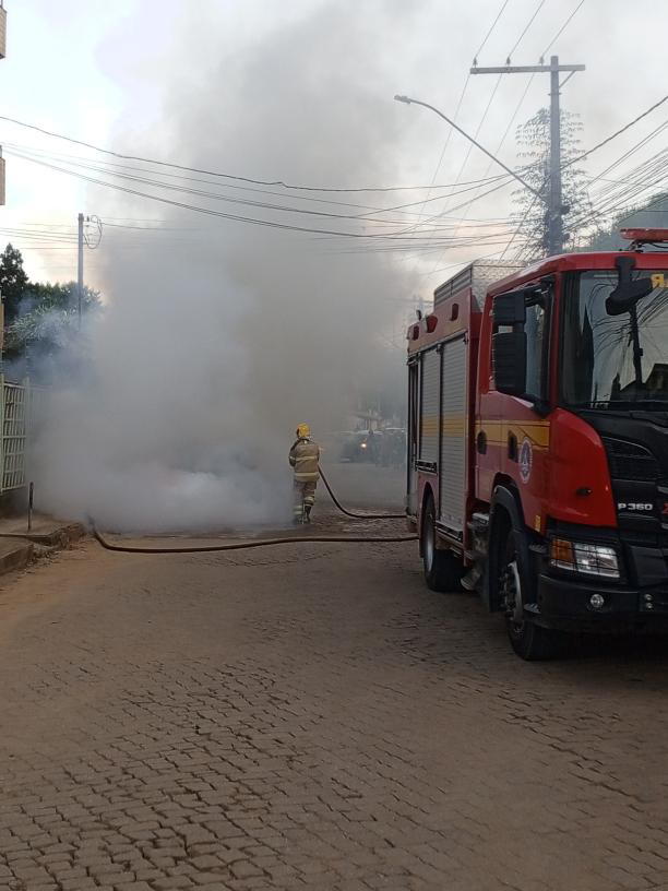 Carro pega fogo com motorista e dois passageiros dentro no bairro Ipiranga , em Teófilo Otoni